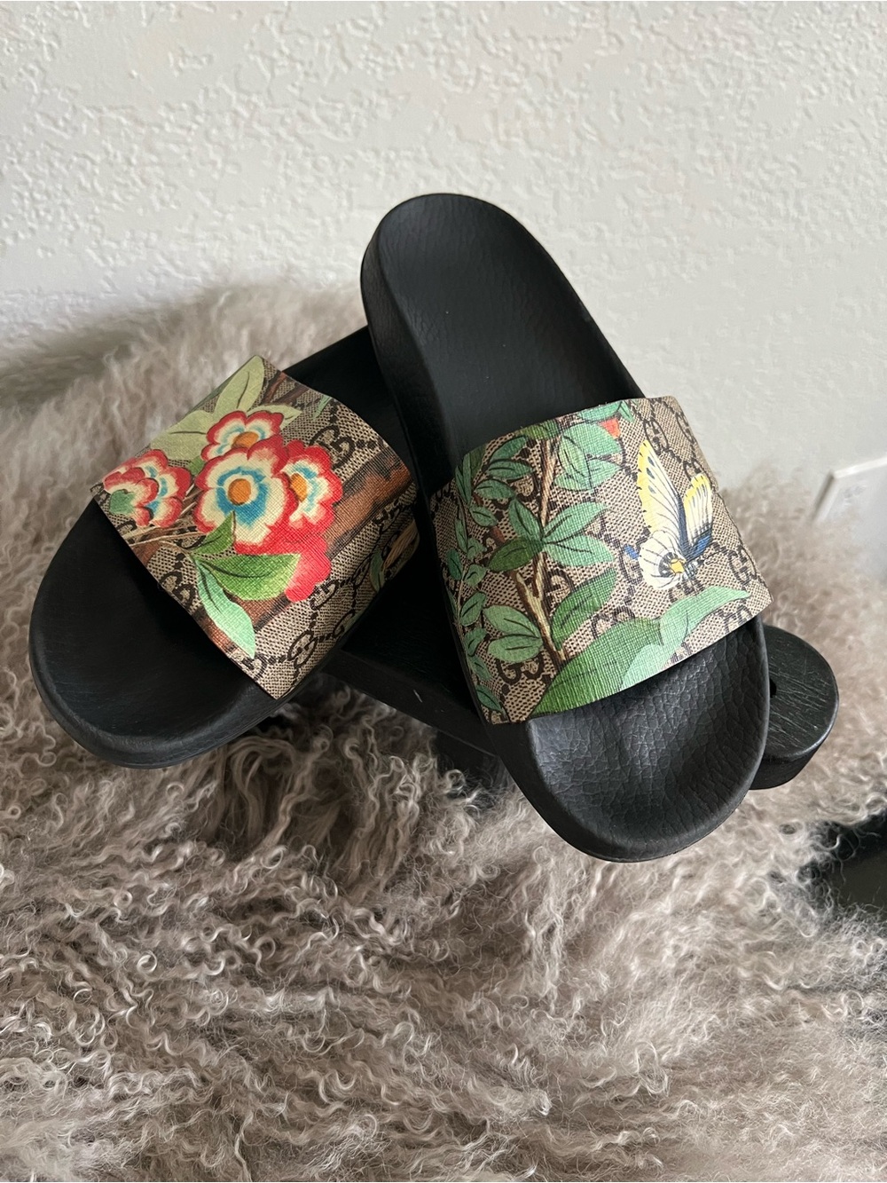 Gucci Black Slide Sandals with Multicolor Floral and Leaf Print Authentic.